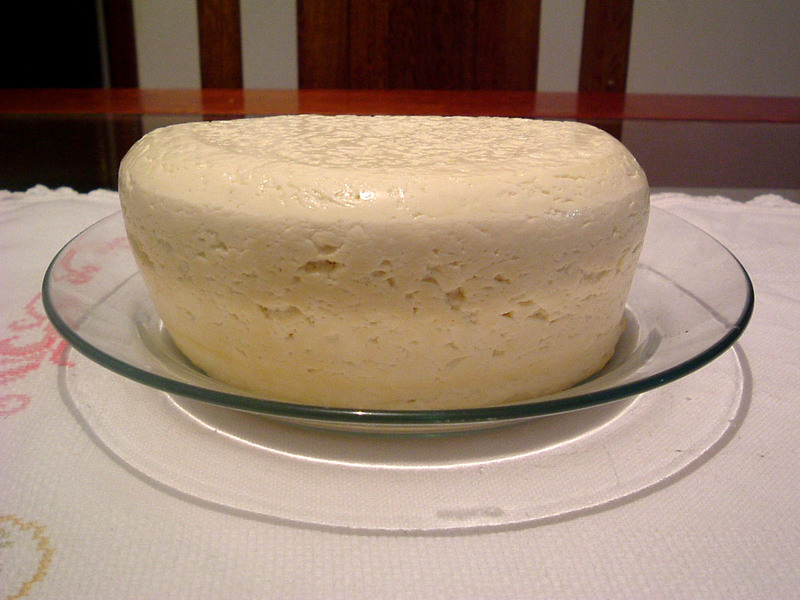 Este tipo de queijo é um símbolo da identidade cultural mineira, representando um alimento de tradição que contribui para o desenvolvimento econômico e social do estado. 