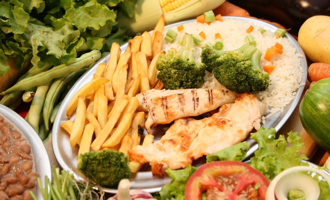 Na comparação com a batata comum feita em casa, a diferença está principalmente no nível de processamento. A versão caseira permite controlar melhor a quantidade de óleo e sal, além de preservar mais características naturais do alimento.