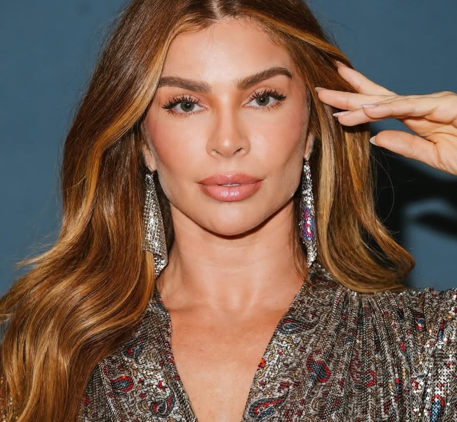 Manicure, garçom e telefonista: Veja os empregos das celebridades antes da fama Manicure, garçom e telefonista: Veja os empregos das celebridades antes da fama