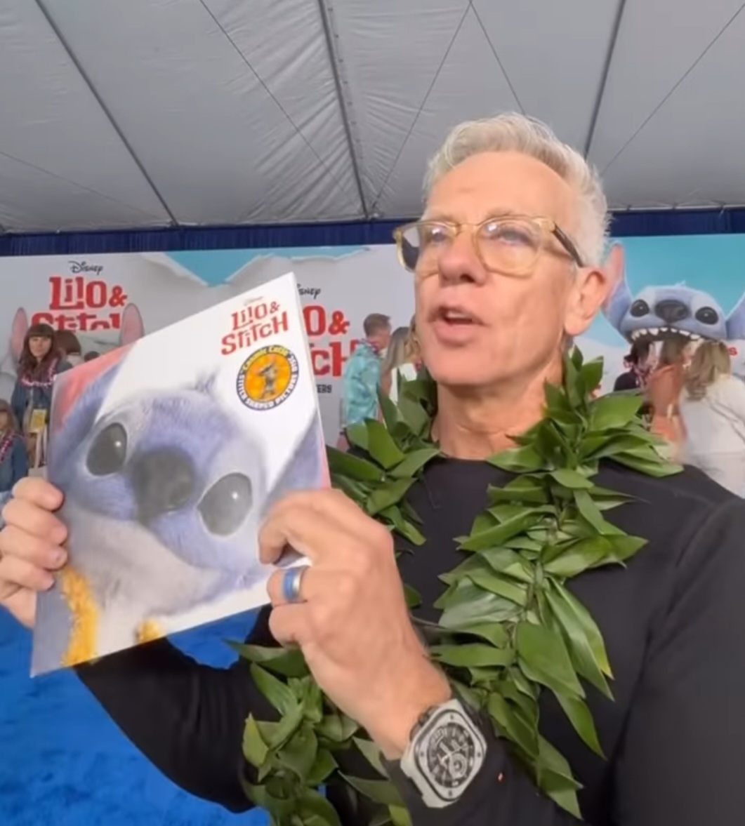 Chris Sanders segue no novo filme, que narra a chegada do alienígena à Terra. O fugitivo de outro mundo é adotado por Lilo e a dupla vive aventuras. Já a personagem Lilo será interpretada por Daveigh Chase. 