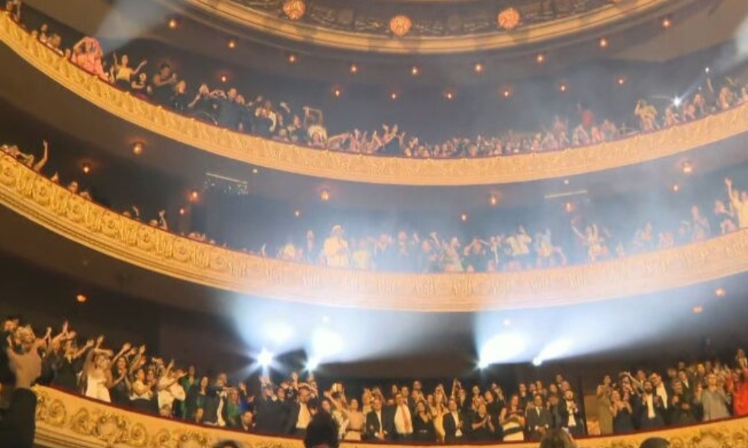 O teatro estava lotado e a plateia cantou em coro o maior hit sertanejo da dupla homenageada: 