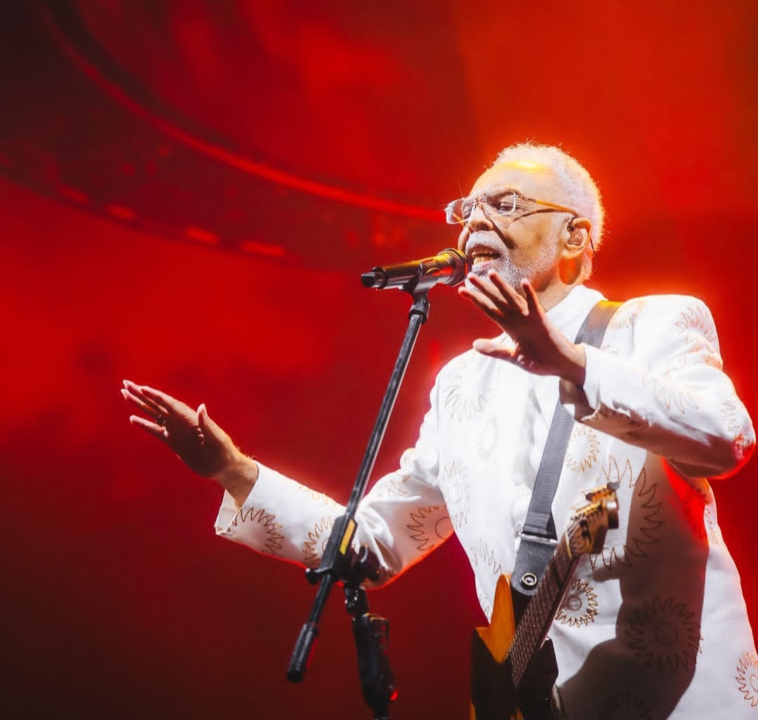 Gilberto Gil nasceu em Salvador, na Bahia, e passou a infância em Ituaçu, interior do Estado, onde começou a se interessar pela música. Teve papel fundamental na liderança no Movimento Tropicalista, com versatilidade e letras engajadas que refletiam a realidade social e política do país.
