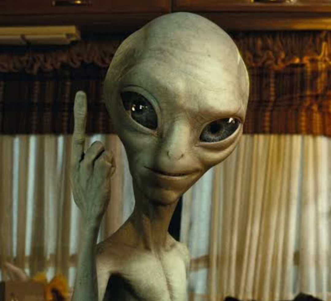 Paul – “Paul: O Alienígena Fugitivo” (2011) - Paul é um alienígena cinzento com cabeça grande e comportamento irreverente, que foge de uma instalação militar nos EUA. Ele se une a dois geeks britânicos em uma road trip cheia de referências à cultura pop. O filme satiriza ficções científicas tradicionais com humor escrachado e afetuoso.