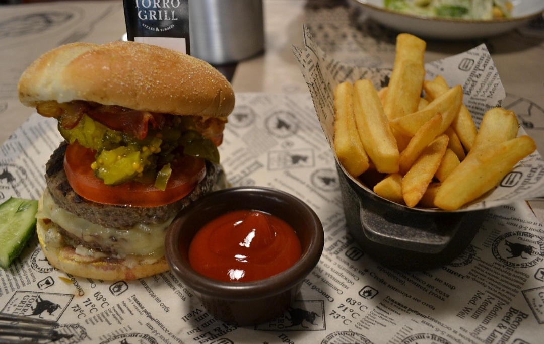 A origem do ketchup tem raízes antigas, a começar na China com um molho de peixe fermentado, chamado "ke-tchup". No século XVII, a ideia chegou à Inglaterra, onde se tornou popular, utilizando cogumelos, ostras, pepinos e nozes.-Pixabay