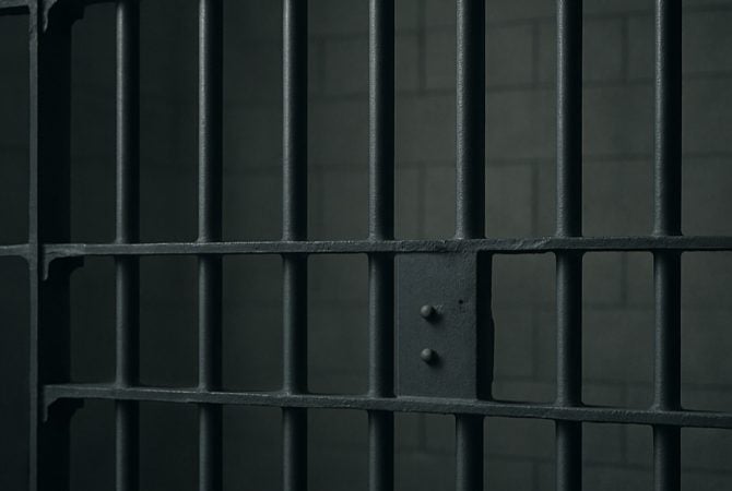 Talento jogado fora: Ator de série famosa com futuro promissor mata a mãe e pega prisão perpétua