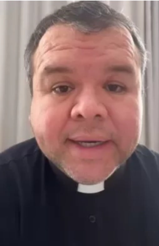 O padre Fabio Chagas, da paróquia São João Paulo 2º, que fica em Linhares (ES), reclamou da implantação de uma capela católica diante do  Buda gigante de Ibiraçu (ES).-Reprodução Instagram 