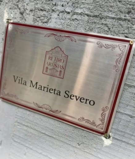 Após fazer doação para construção de casas, Marieta Severo recebe homenagem no Retiro dos Artistas