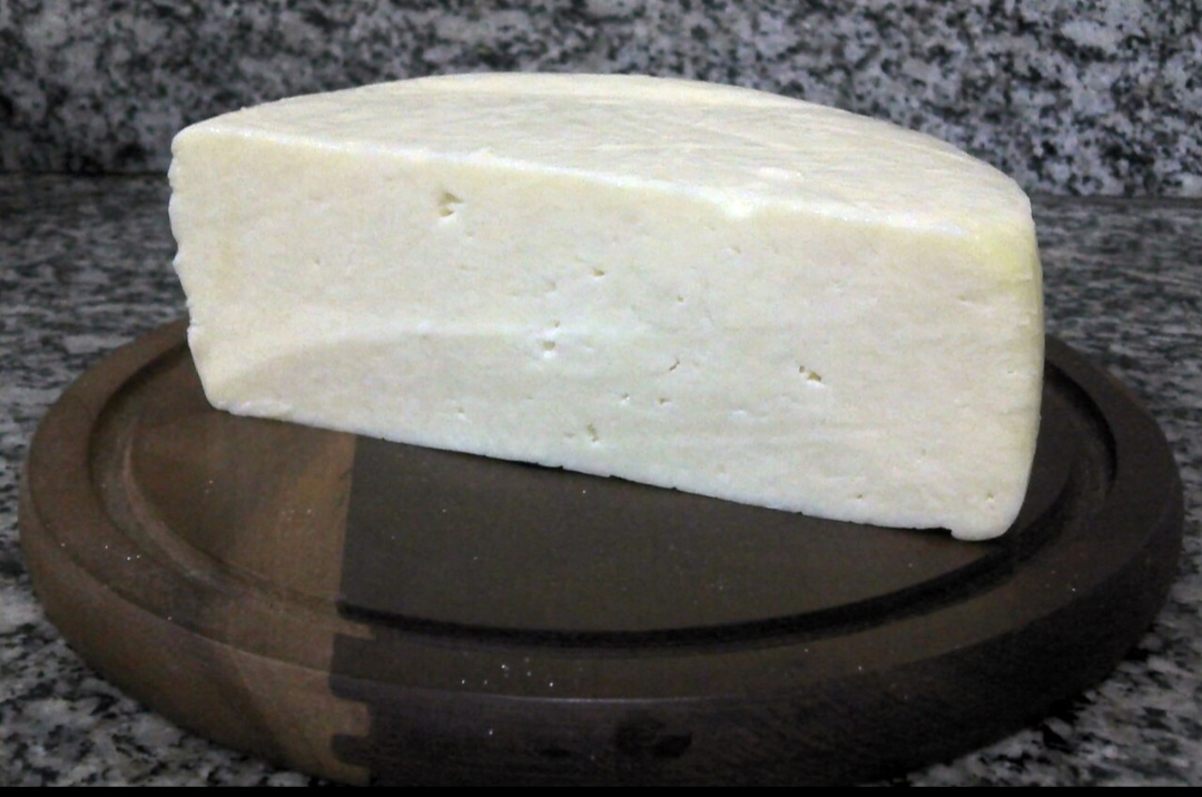 Queijo Coalho – Com textura firme e boa resistência ao calor, o queijo coalho tem origem no nordeste e é ideal para assar ou grelhar. Muito popular nas praias da região, tem sabor leve e levemente salgado.

