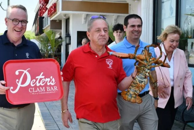 Dono de restaurante liberta e faz festa para lagosta que escapou da panela durante anos