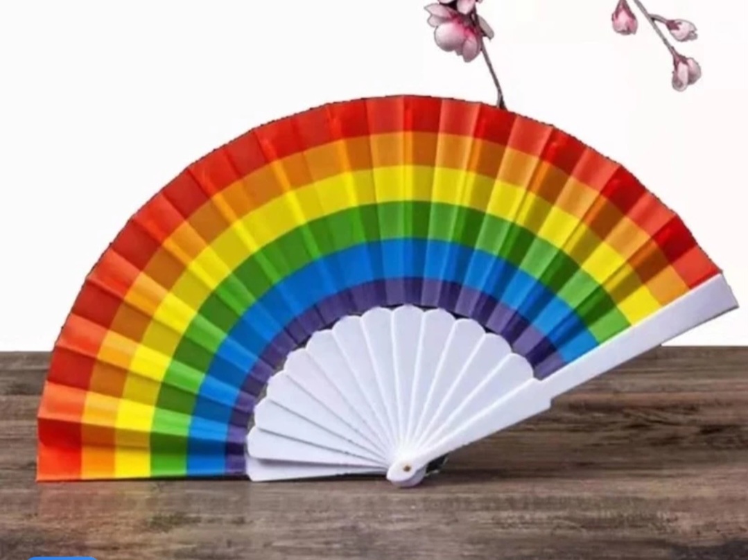 A origem dos leques remonta à Ásia. Depois se espalharam pela Europa, ganhando destaque em cortes aristocráticas. O leque LGBT reaproveita esse acessório com um símbolo de orgulho e identidade.-Divulgação shopee
