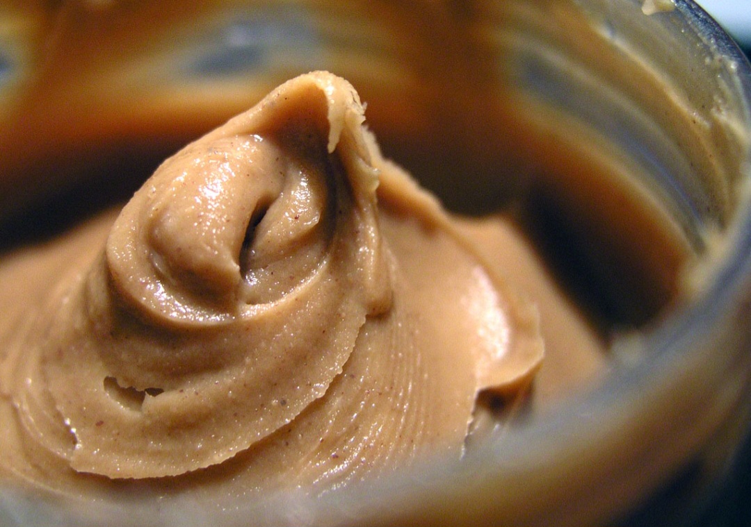 Entre as opções mais versáteis e funcionais está o creme de amendoim, que vai muito além do sabor característico e adocicado. Rico em potássio e magnésio, ele auxilia na prevenção de câimbras e na recuperação muscular, sendo muito indicado para quem busca hipertrofia.