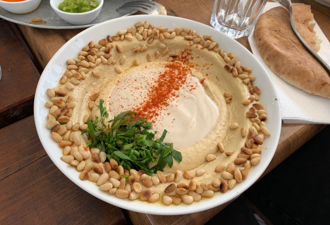 Já o homus é uma pasta cremosa feita de grão-de-bico cozido, tahine (pasta de gergelim), limão, alho e azeite. Rico em proteínas, fibras e gorduras saudáveis, dá energia, melhora a digestão e contribui para a saúde cardiovascular.