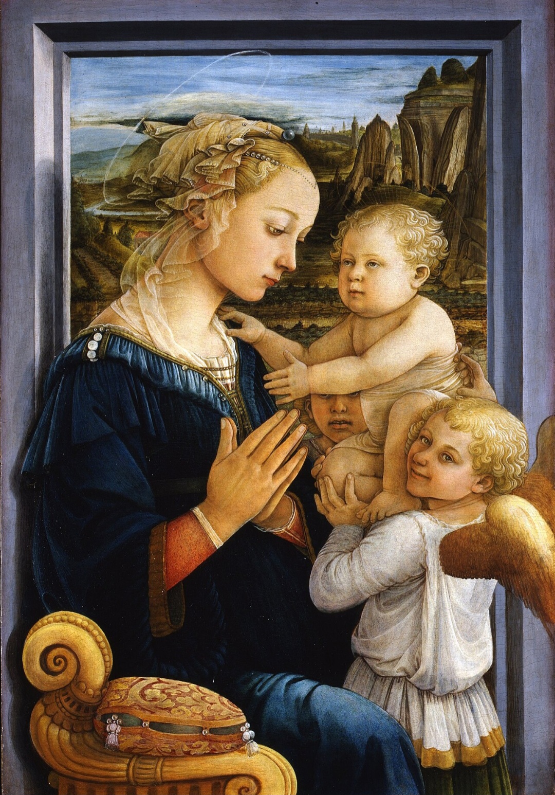 “A Madona com o Menino e Santos” , de Filippo Lippi, de cerca de 1445, no estilo renascentista, apresenta a Virgem com o Menino em um ambiente calmo. Destaca-se pela delicadeza das expressões e equilíbrio da composição.-Domínio público 