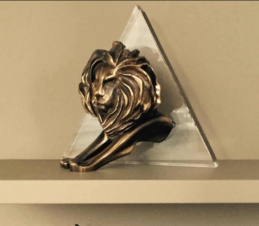 Durante a cerimônia de encerramento em 20 de junho, o CEO Simon Cook destacou o impacto de Olivetto ao apresentar uma réplica do primeiro Leão de Ouro conquistado pelo Brasil, reforçando seu legado criativo  .