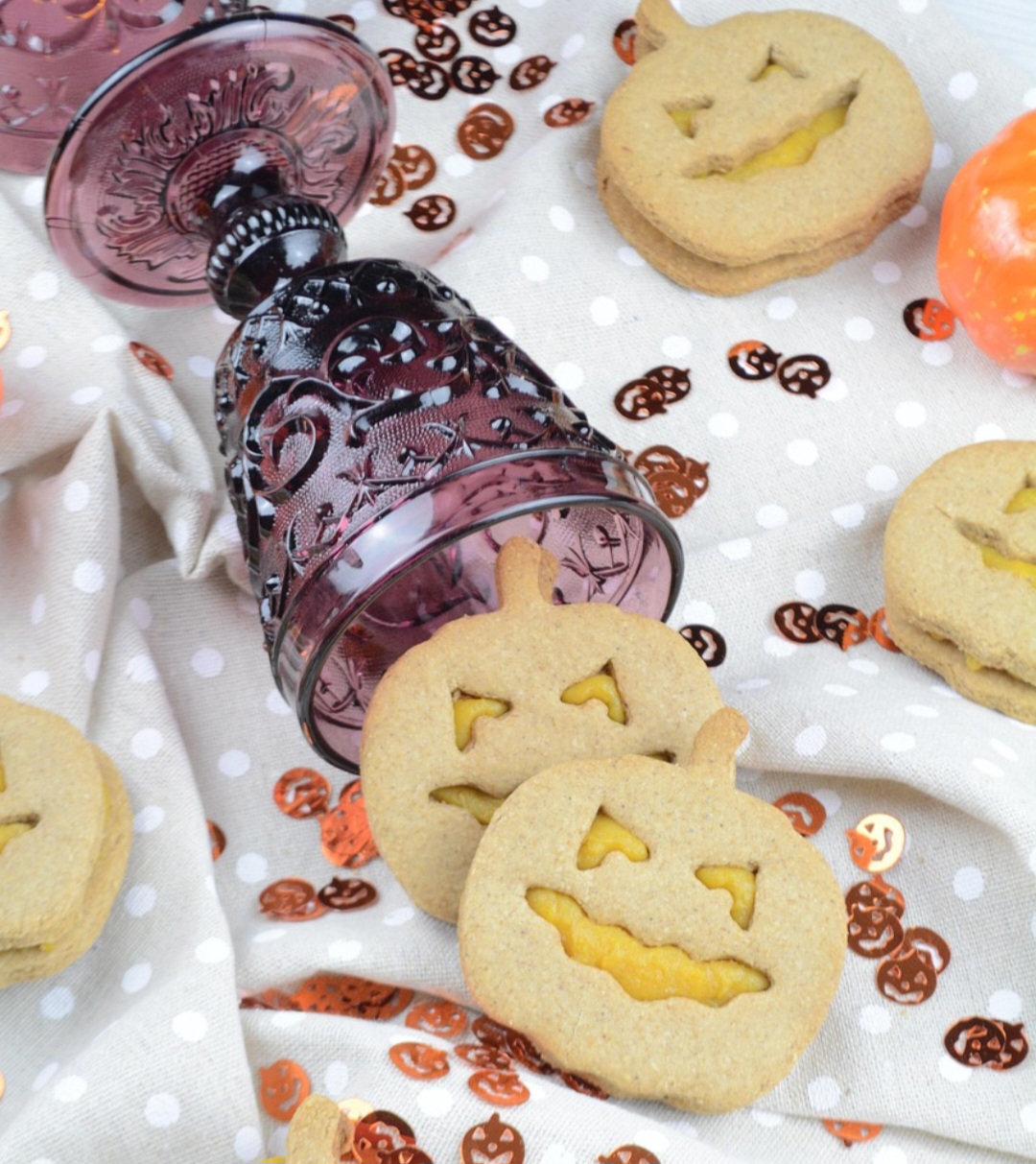 As sementes também podem ser acrescentadas a receitas de biscoito. Inclusive com sucesso no formato de biscoitos de Halloween  já que a abóbora tem simbologia no Dia das Bruxas. Biscoitos saborosos e divertidos.