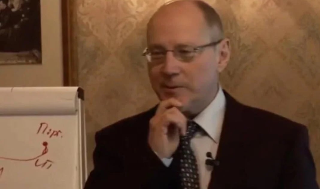Em outubro de 2024, Mikhail Rogachev, ex-vice-presidente da petrolífera Yukos, foi encontrado morto após cair do 10º andar de seu apartamento em Moscou. As autoridades apontaram suicídio, mas a família negou, dizendo que ele não tinha sinais de depressão.
