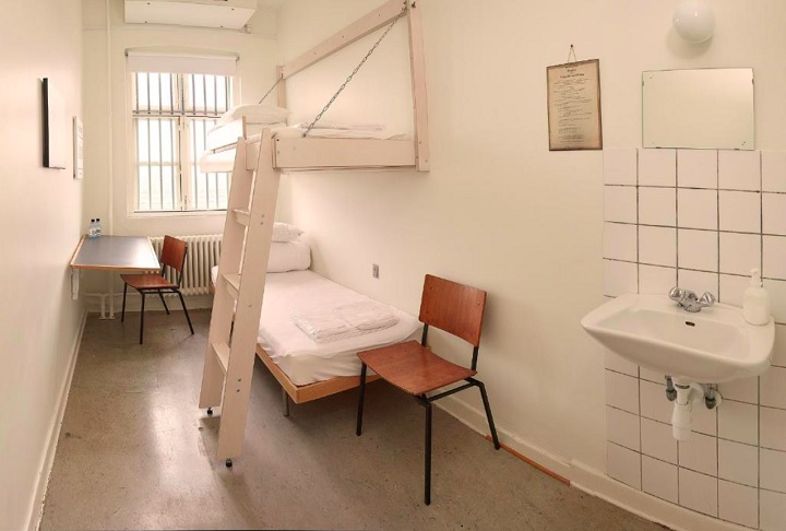 Mantendo o clima de prisão, o hotel oferece quartos simples com camas limpas, Wi-Fi e banheiros nos corredores, como na época dos detentos.