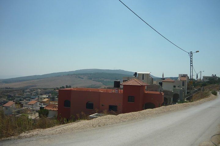 Com população majoritariamente árabe-muçulmana, é uma cidade mais residencial, com economia local baseada em comércios e serviços.