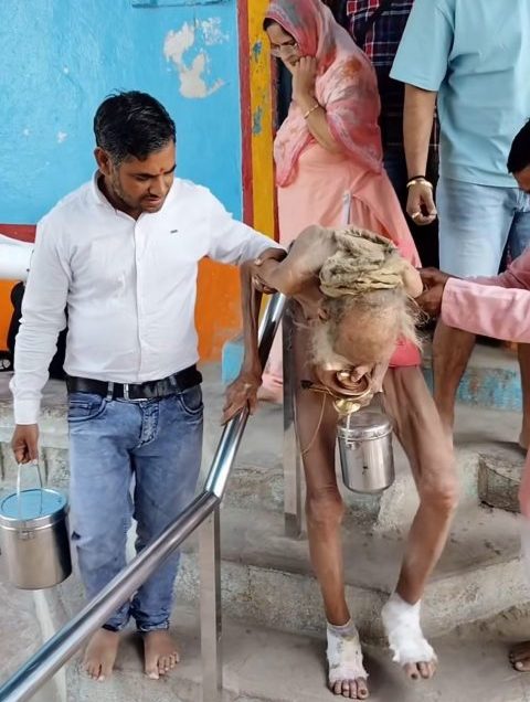 Nas imagens, Siyaram Baba aparece sendo retirado de algum local em Bangalore, que fica no sul da Índia.