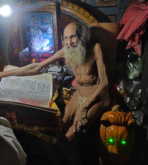 Apesar da aparência frágil, é possível ver que o idoso vivia em uma casa 