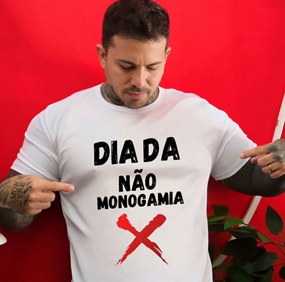Desde 2021, ele defende publicamente o "amor livre" e relacionamentos não monogâmicos.-Reprodução/@arthurourso
