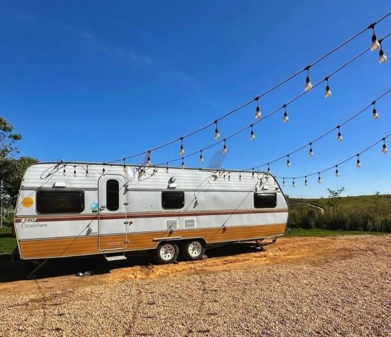 Os veículos podem levar de quatro a cinco meses para ficar prontos, a depender do pedido.