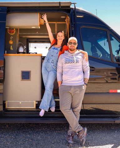 Casal de brasileiros viraliza na web após construir seu próprio motorhome