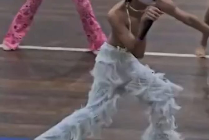 Aluno que viralizou ao imitar Ney Matogrosso é convidado para desfilar no carnaval