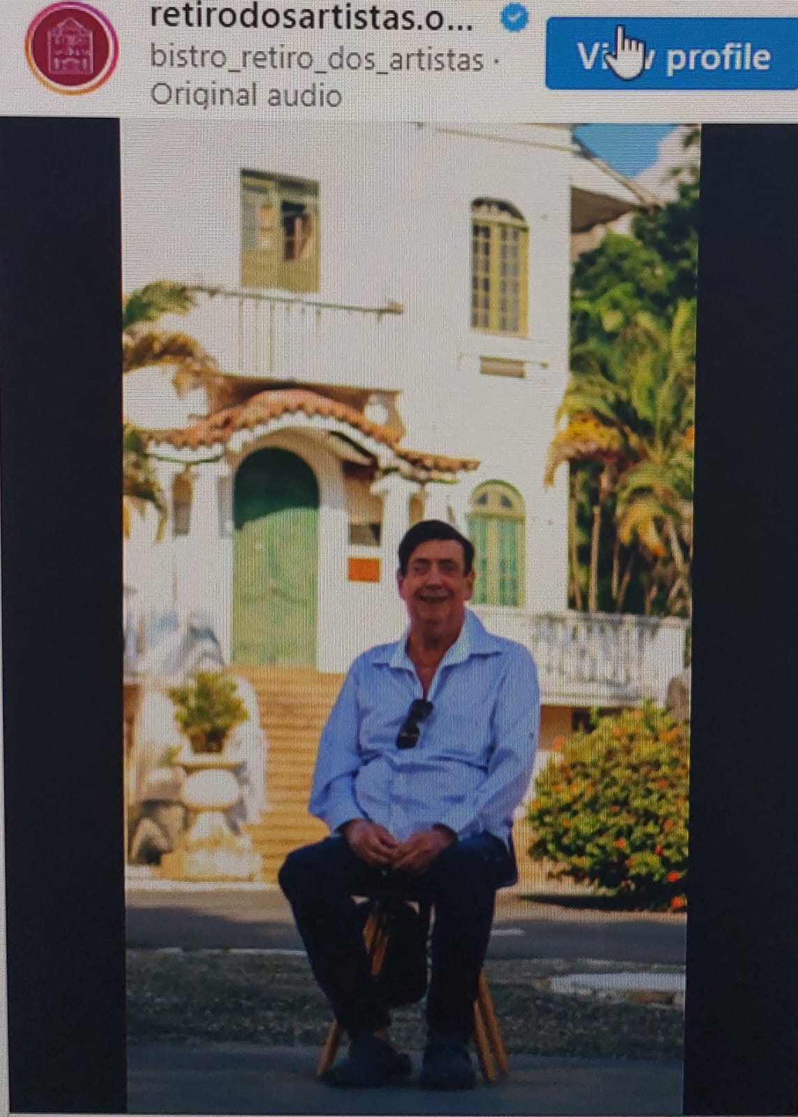 Ele disse: "Oi, gente. Estamos aqui no Bistrô do Retiro dos Artistas, e quero convidar vocês todos para tomar um café, tomar um chopp, comer uma refeição maravilhosa. Aí você vai encontrar pessoas ilustres, artistas renomados."