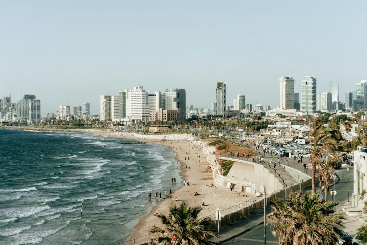 Tel Aviv também é conhecida por sua vibrante vida noturna, praias urbanas, museus de arte moderna e por ser um polo de startups.