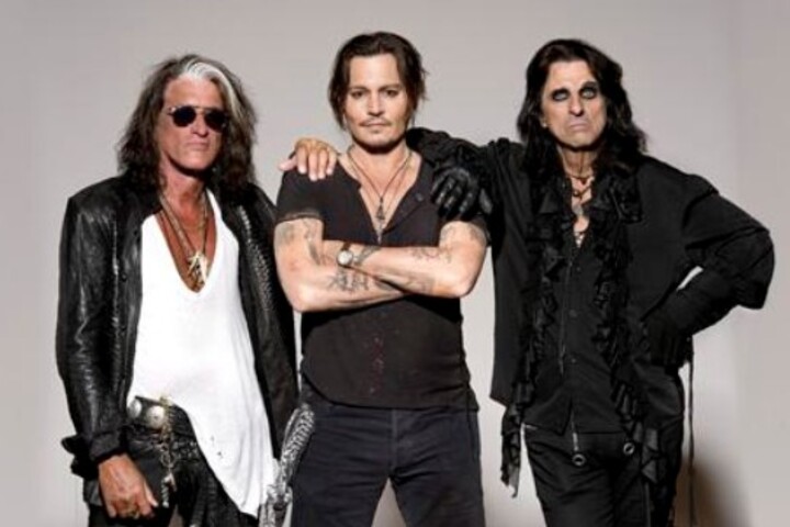 Com Depp e o guitarrista Joe Perry, do Aerosmith, entre outros músicos, ele formou a banda Hollywood Vampires. 

-Divulgação