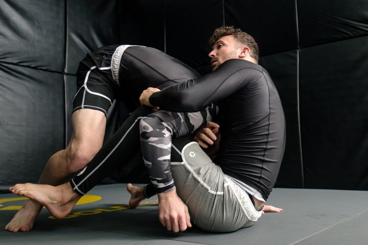 A prática constante desenvolve habilidades como disciplina, autocontrole, resistência mental e física, além de promover a compreensão do corpo, do equilíbrio e da mecânica do movimento.