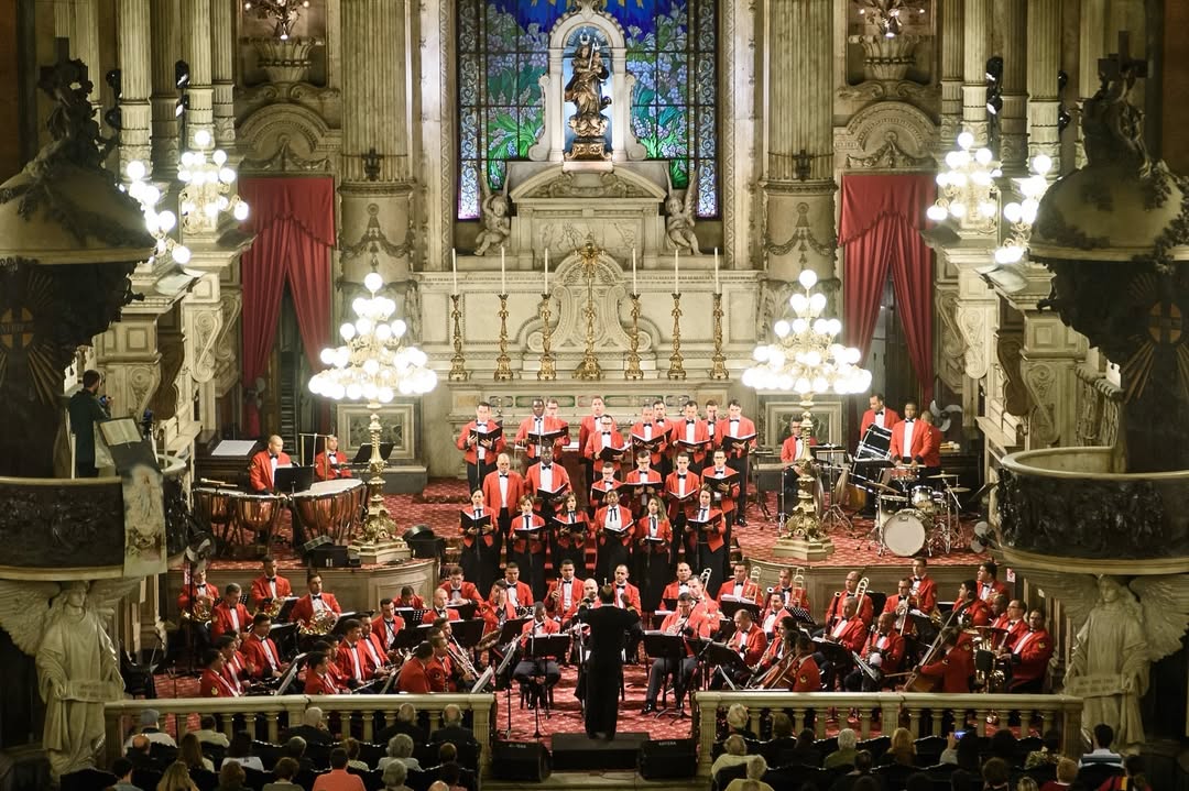 No interior da Igreja da CandelÃ¡ria tambÃ©m acontecem concertos de mÃºsica clÃ¡ssica de grandes nomes. Eles sÃ£o organizados pelo Projeto CandelÃ¡ria.
