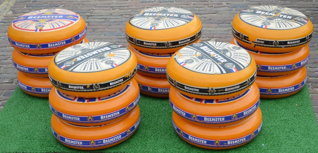 Edam – Mais firme que o gouda, mas também holandês, o edam tem formato esférico e costuma ser recoberto por parafina vermelha. Tem sabor suave e baixa acidez, sendo fácil de fatiar.