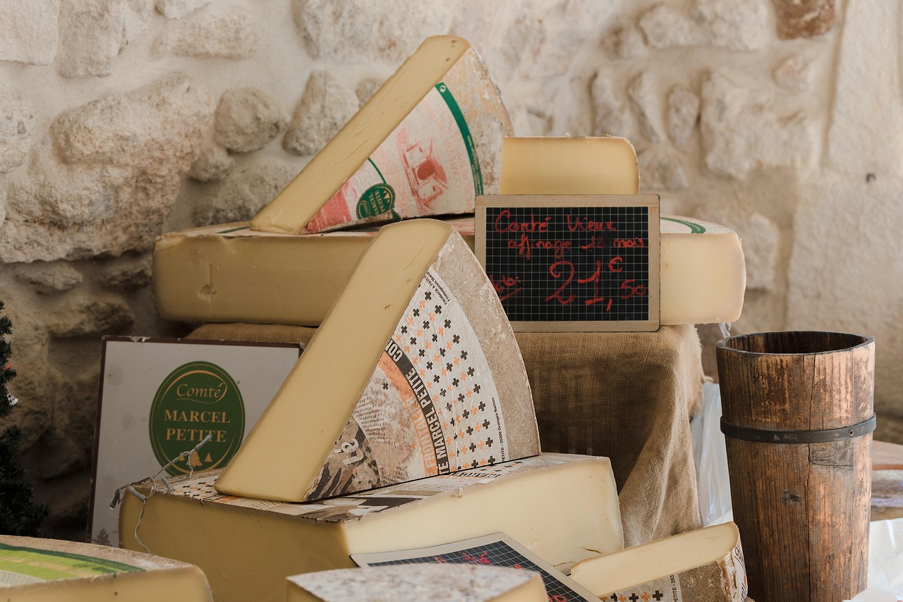 Emmental – Famoso pelos buracos grandes, é um queijo de sabor suave e adocicado criado na Suíça. É usado em fondues, sanduíches e pratos quentes como gratinados.
