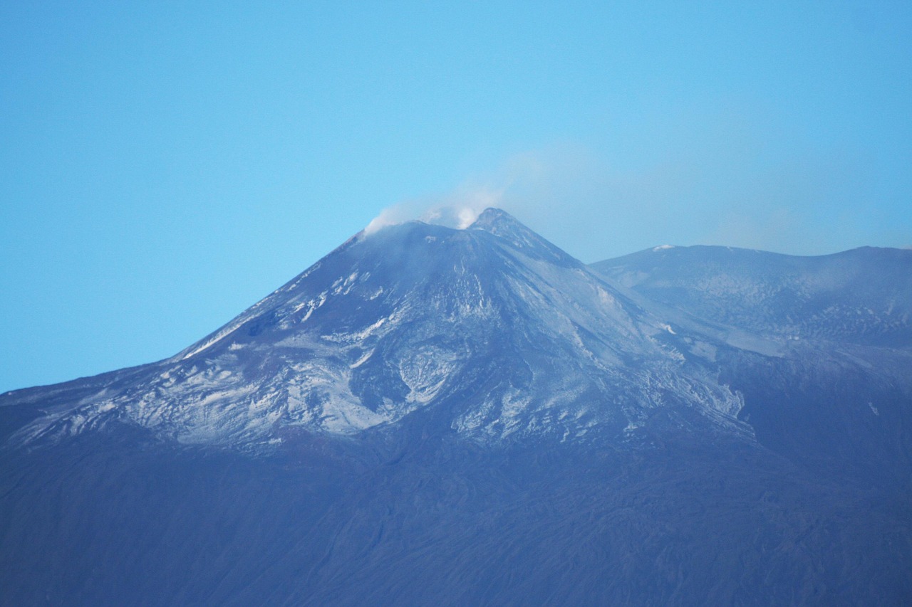 O vulcão Etna existe há cerca de 500 mil anos. Ele atrai visitantes que querem conhecer trilhas e crateras. E é considerado um Patrimônio Mundial da UNESCO. -Imagem de Antonio por Pixabay