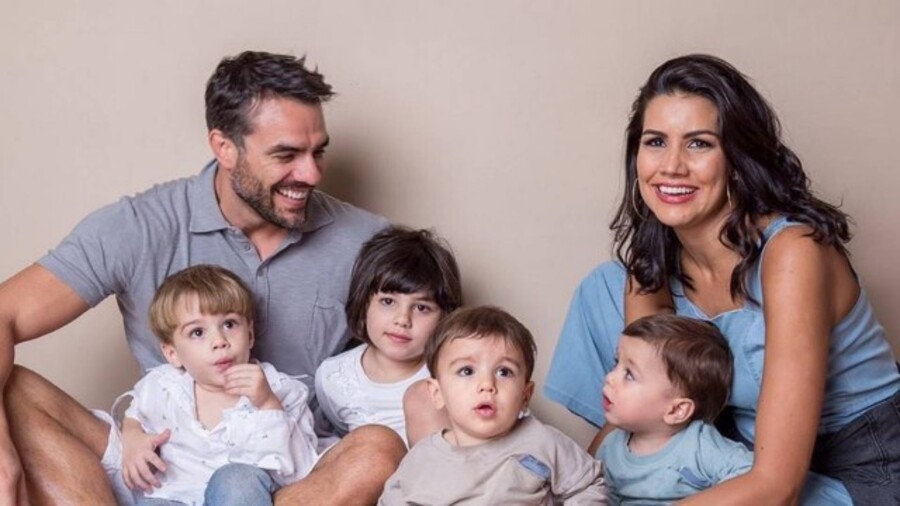Um dos casais mais longevos formados no BBB, Daniel Saullo e Mariana Felício têm quatro filhos. No BBB4, eles se envolveram no início, mas o modelo também teve um affair com a participante Roberta Brasil. Mari, que beijou Rafael na casa, foi a segunda colocada daquela edição.-Reprodução/Instagram