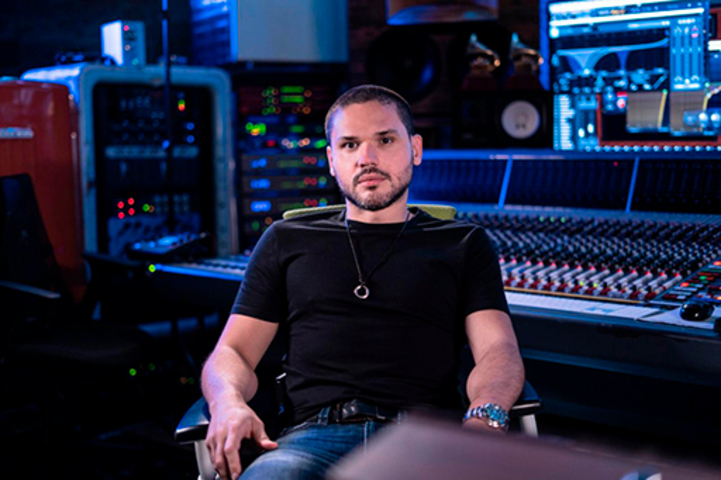 Dudu Borges, aliás, tem uma carreira que vai além do sertanejo. Responsável pela produção do hit “Ai, Se Eu Te Pego”, que deu a Michel Teló sucesso internacional, ele produziu faixas da cantora mexicana Dulce Maria e já trabalhou com Ivete Sangalo.

-Divulgação