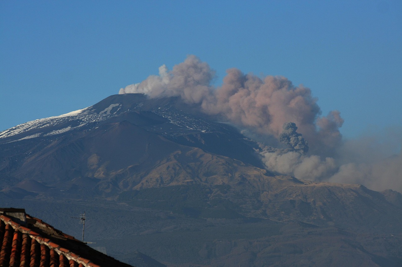 O vulcão Etna é um dos mais ativos do mundo. Somente este ano já teve 15 erupções.
-Imagem de Antonio por Pixabay