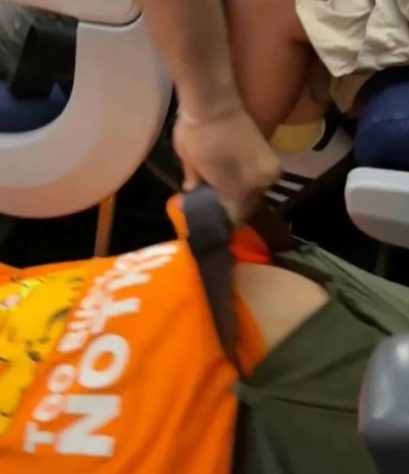 Homem retirado de avião