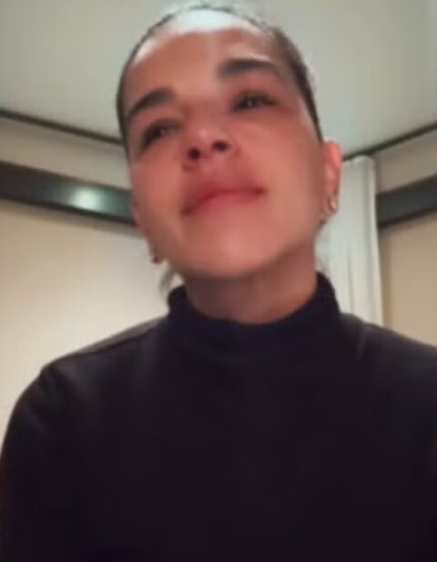 “Hoje eu vou me dar o direito de ficar assim, mas amanhã eu vou acordar melhor”, declarou a atriz, que não conseguiu conter as lágrimas. 

