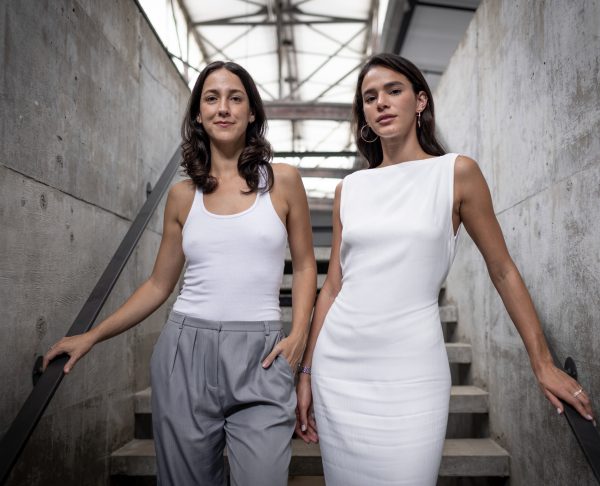 Na trama de “Véspera”, Marquezine é Veneza, namorada de Caim, irmão gêmeo de Abel - ambos interpretados por Gabriel Leone. A história é repleta de dramas familiares e morais.

