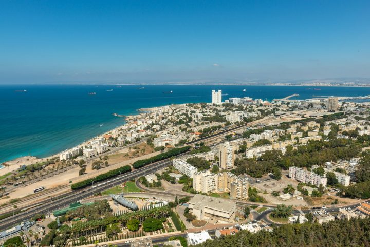 Haifa, Israel: Com uma população de cerca de 550 mil pessoas, Haifa é a terceira maior cidade de Israel, localizada no norte, junto ao mar Mediterrâneo.