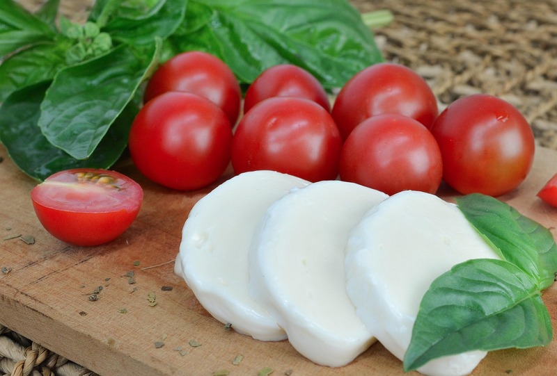 A produção deste queijo é influenciada pela dieta da búfala, que come forragem da região, conferindo um sabor único a este tipo de alimento.