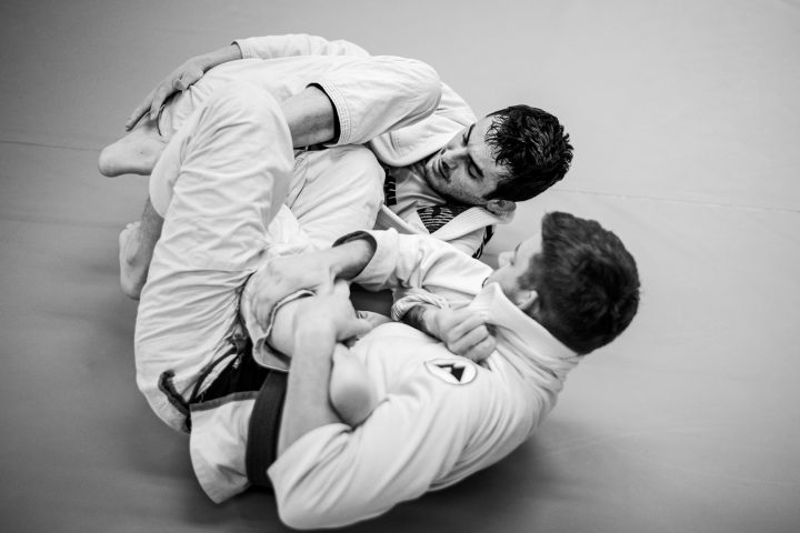 A versão brasileira é mais focada no combate no chão (ground fighting) e na eficiência contra oponentes maiores.
