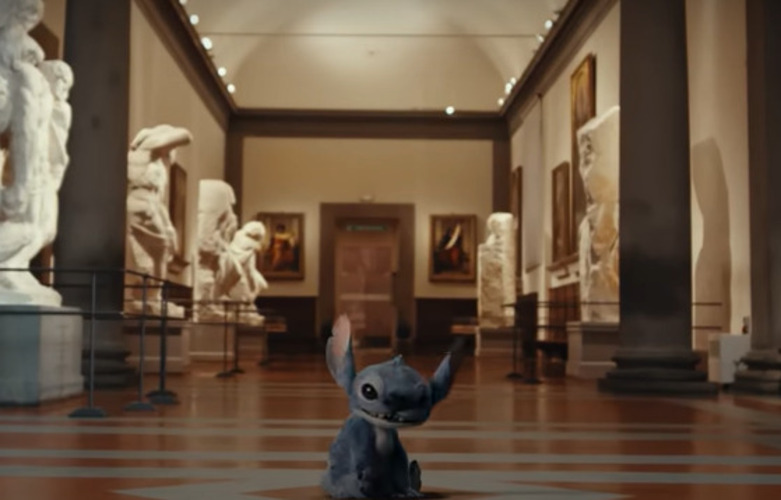 Um vídeo promocional foi lançado mostrando a chegada de Stitch ao museu em Florença. Ele percorre os corredores e faz festa por estar numa galeria tão bonita.