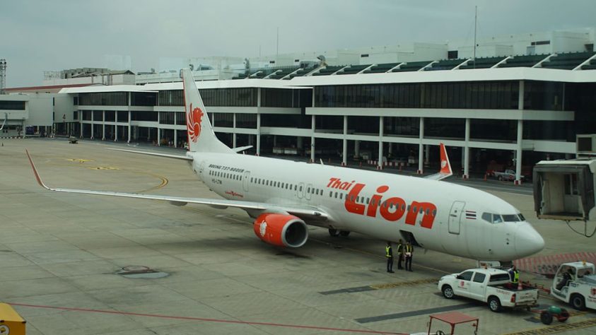 Homem retirado de avião