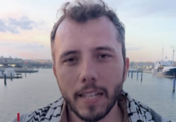"Sabíamos dos riscos dessa viagem. O objetivo era chegar a Gaza. Mas não desobedecemos nenhuma lei, não fizemos nada de errado", declarou Greta. No barco, havia também o ativista brasileiro Thiago Ávila (foto), de 38 anos. Ele é cofundador do movimento Bem Viver e ex-candidato a deputado federal pelo PSOL.

