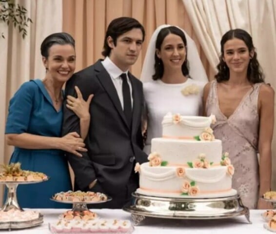 Os atores Bruna Marquezine, Gabriel Leone e Camila Márdila na série 'Véspera", da Max