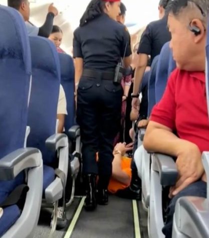 Homem retirado de avião